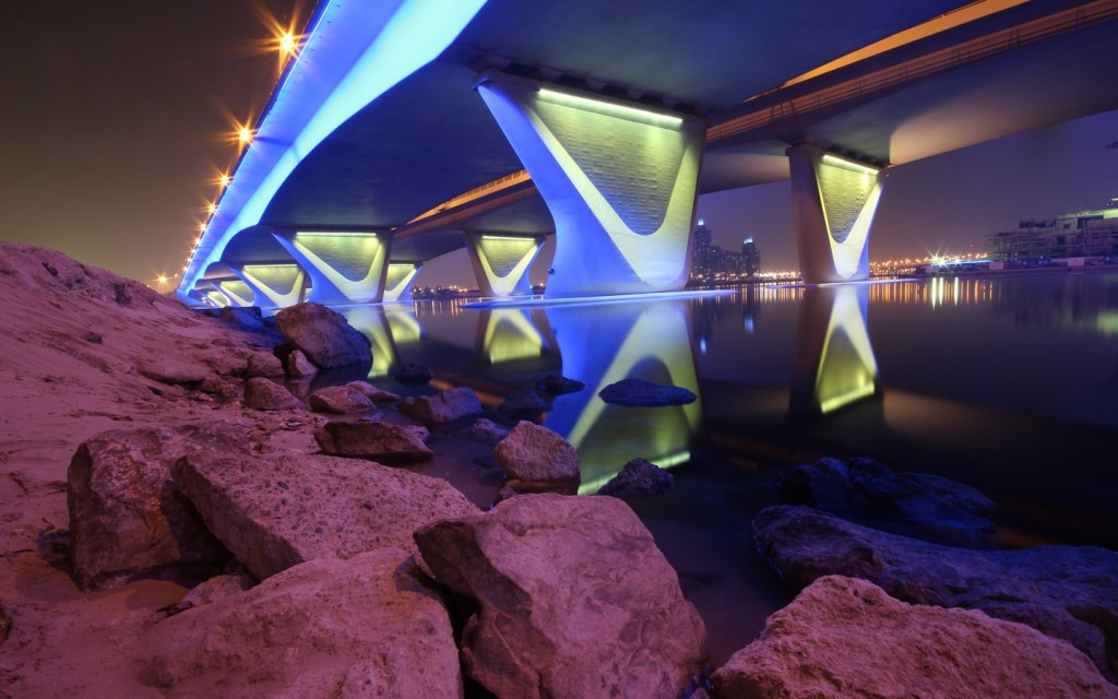 يعد جسر القرهود من أبرز الأماكن التي يسمح فيها بممارسة الصيد في دبي